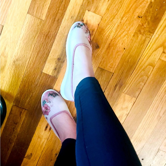 Super adorable floral summer flats - Size 7, 7.5 - Picture 5 of 6